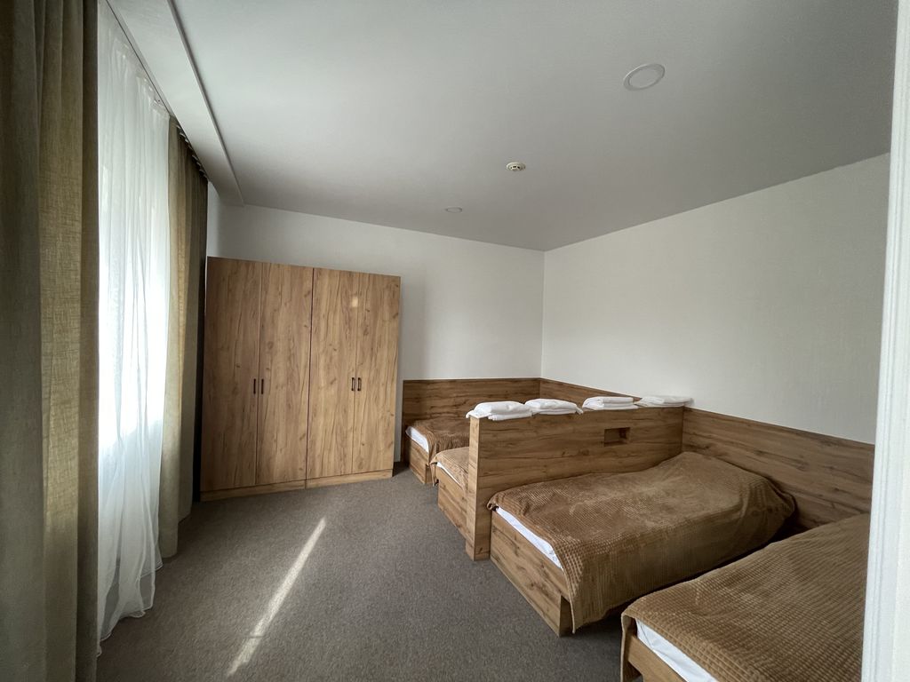 Четырёхместный номер стандарт с видом на горы