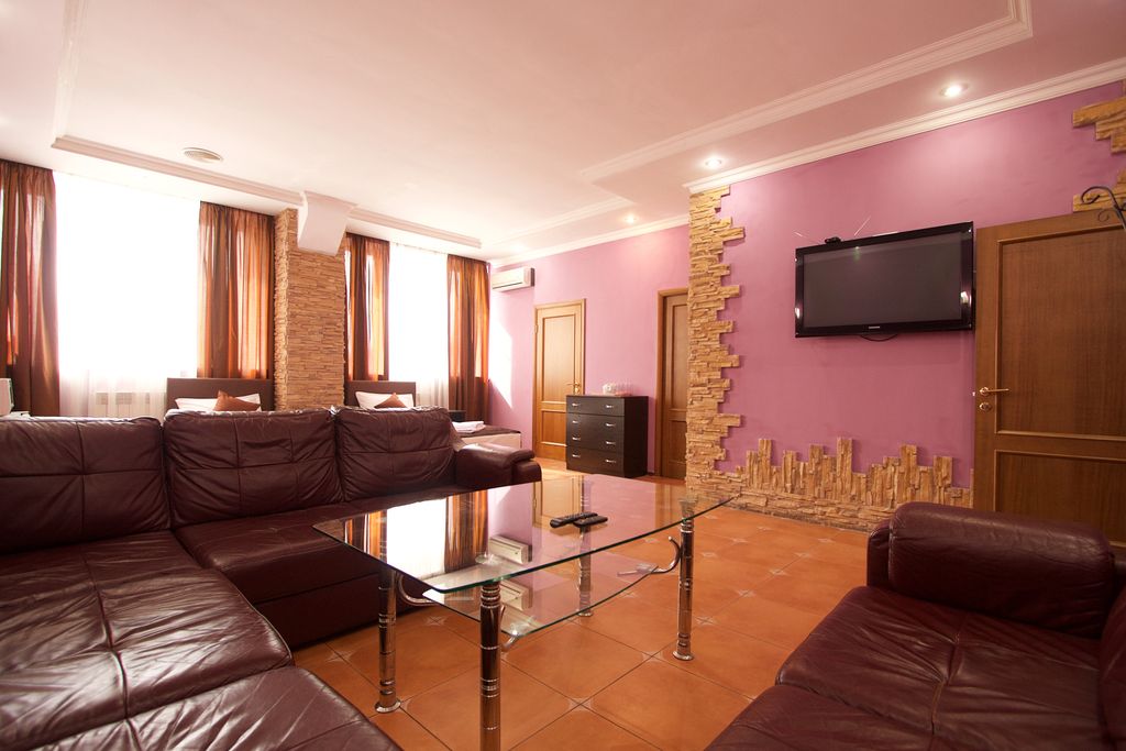 Апартаменты полулюкс 4-х местный 2 двуспальные кровати или 1 двуспальная и 2 односпальные кровати