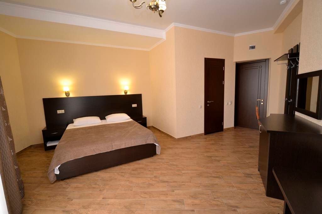 Трёхместный номер полулюкс с балконом