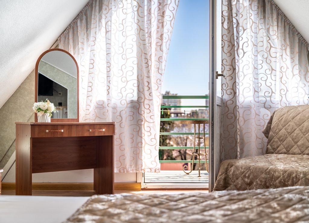 Трёхместный номер Комфорт с балконом