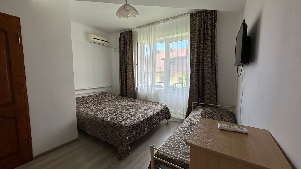 Трёхместный номер с балконом