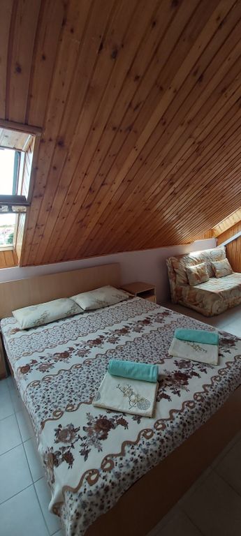 Четырёхместный номер стандарт на мансарде с видом на море