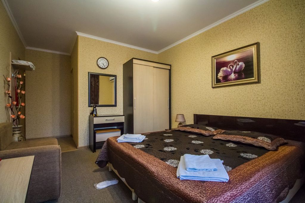 Трёхместный номер улучшенный с видом на город