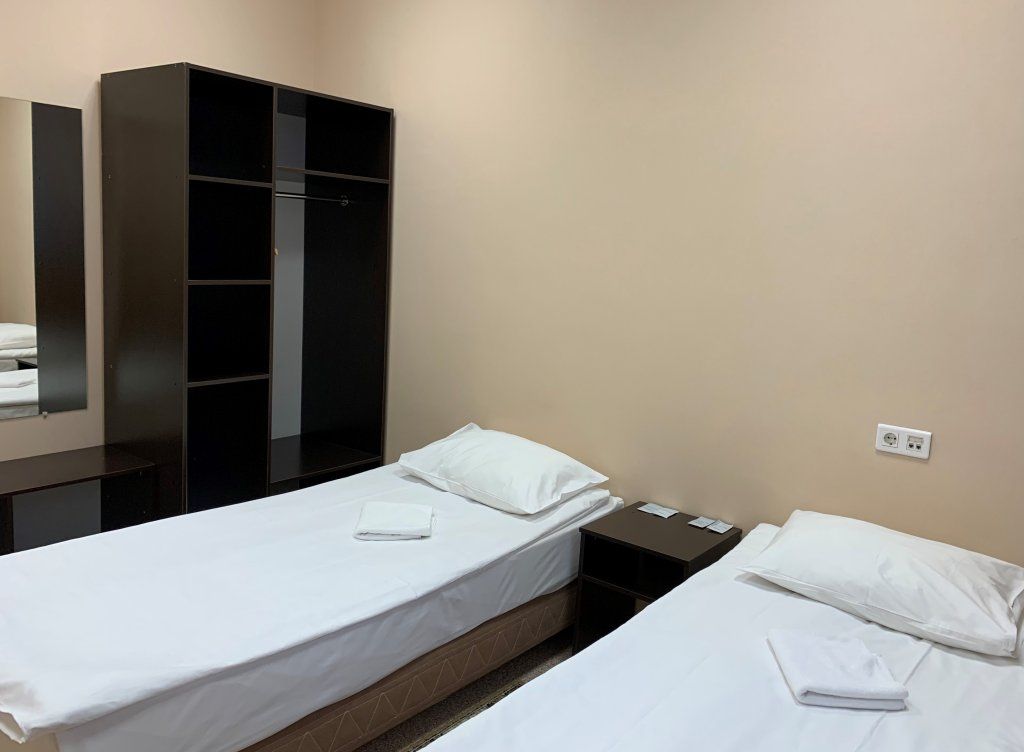 Двухместный номер с 2 отдельными кроватями с удобствами на блок