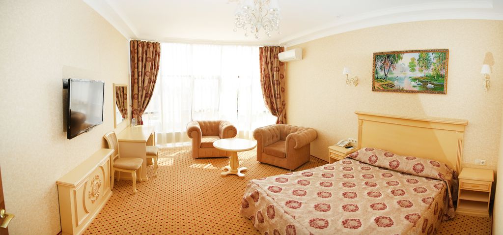 Трёхместный номер улучшенный с видом на город