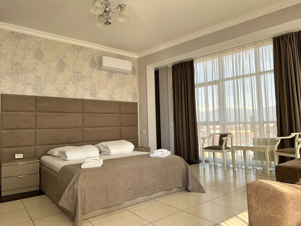 Четырёхместный номер Люкс с балконом