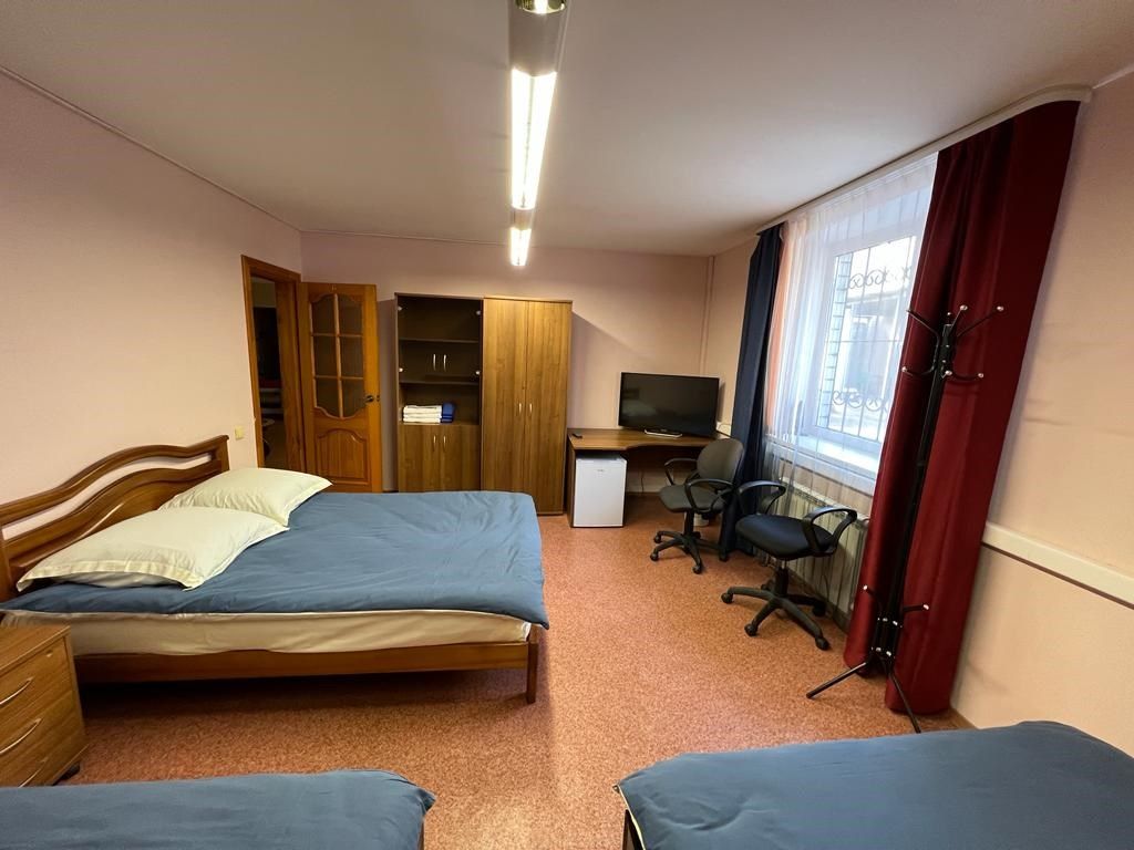 Семейный номер шестиместный с тремя двуспальными кроватями