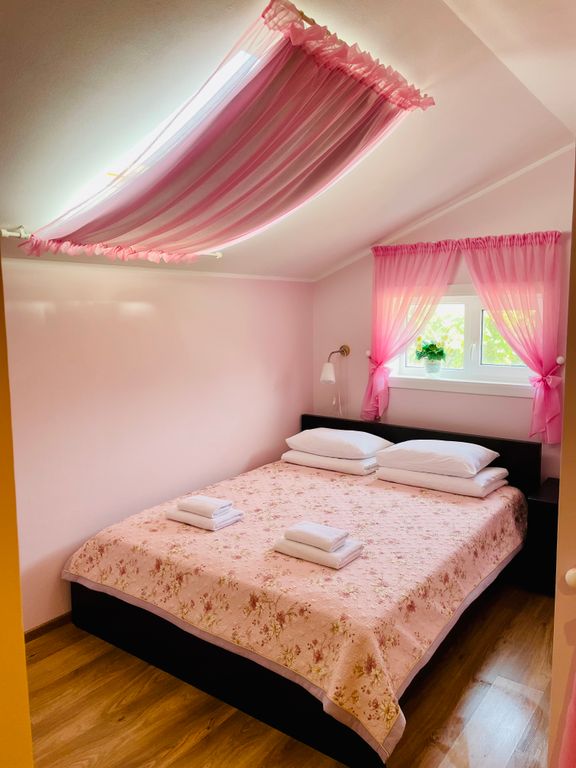 Четырёхместный номер розовый