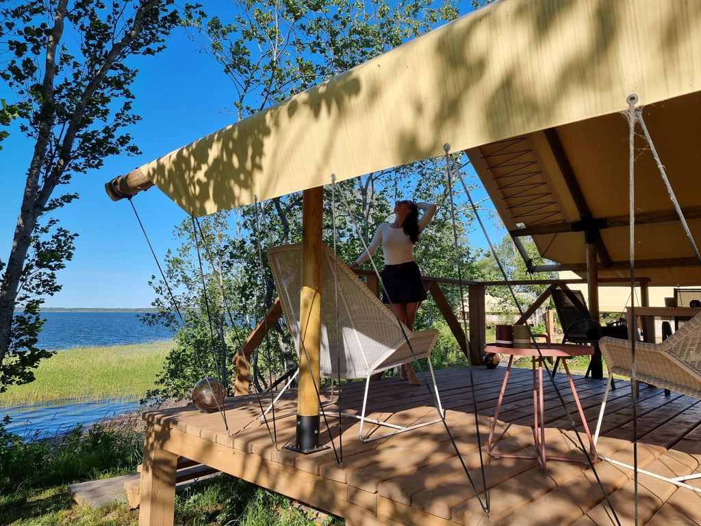 Сафари-тент на берегу озера