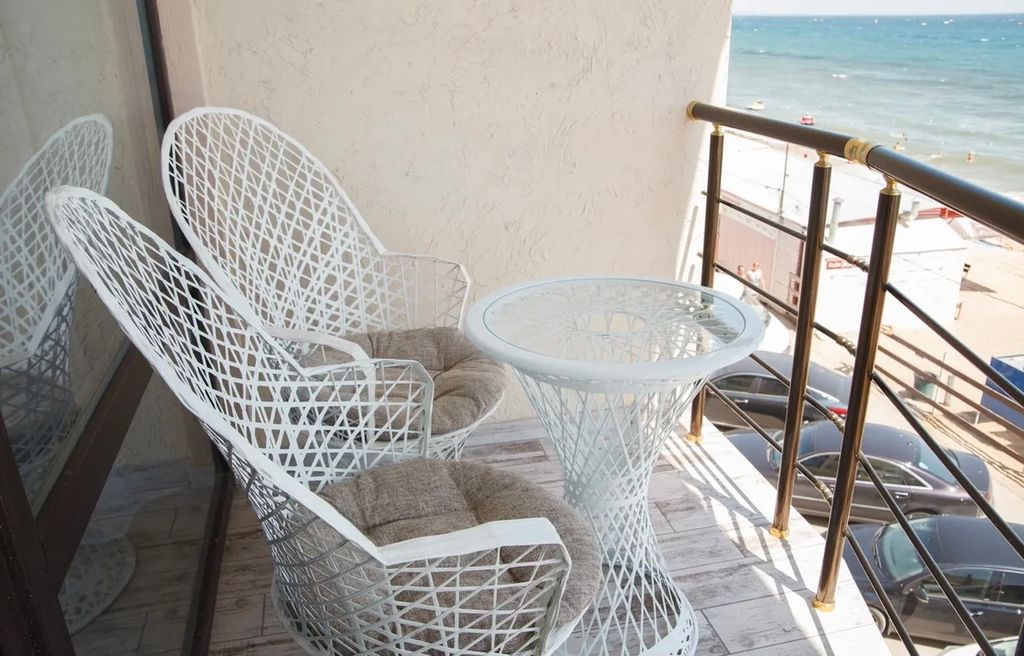 Трёхместный номер улучшенный с видом на море