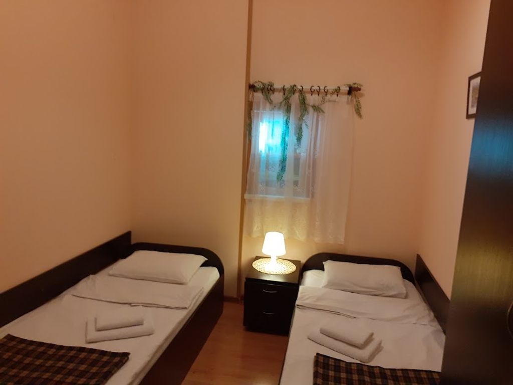 Двухместный номер с 2 отдельными кроватями эконом без окна (общий сан.узел)