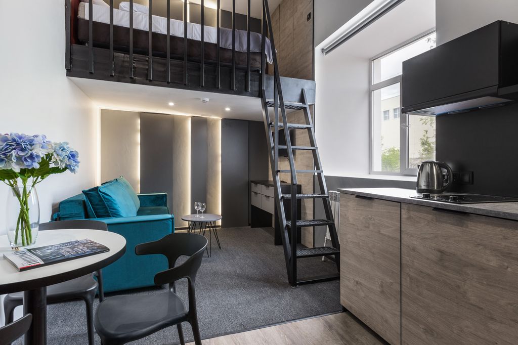 Семейный номер двухуровневая студия с двуспальной кроватью и диваном