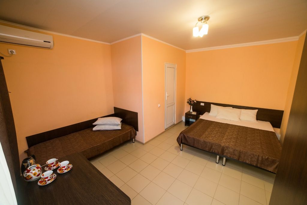 Трёхместный номер Комфорт на втором этаже с балконом и видом на пруд