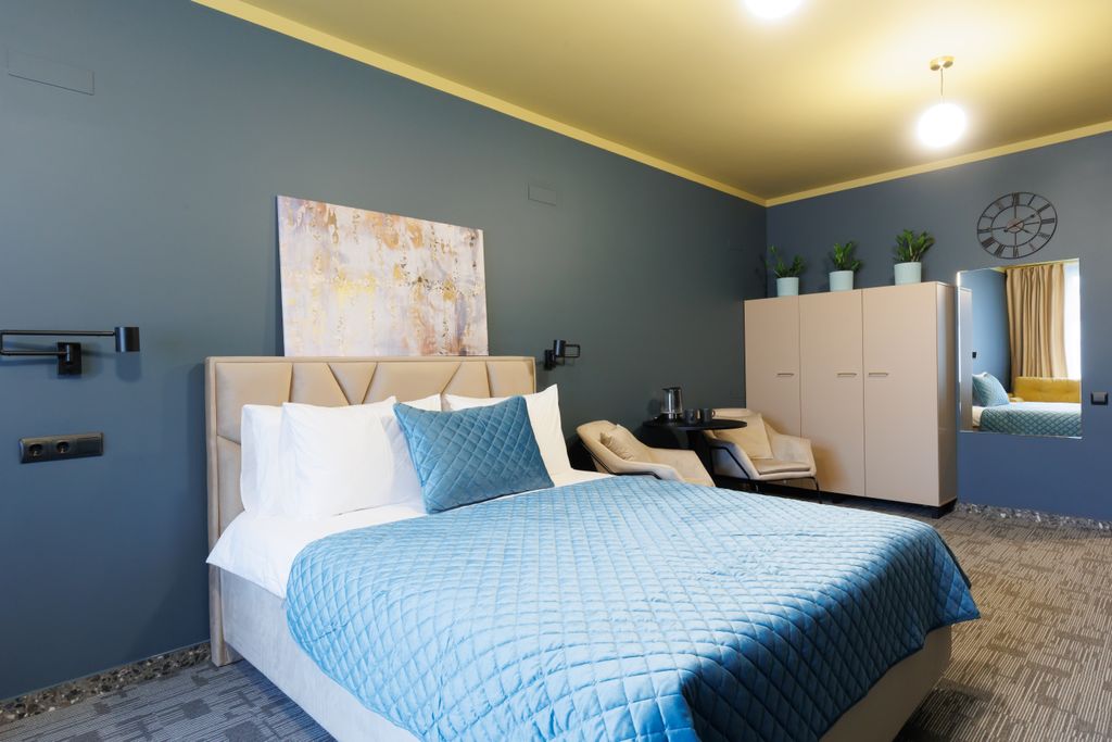 Семейный номер с личными удобствами вне номера