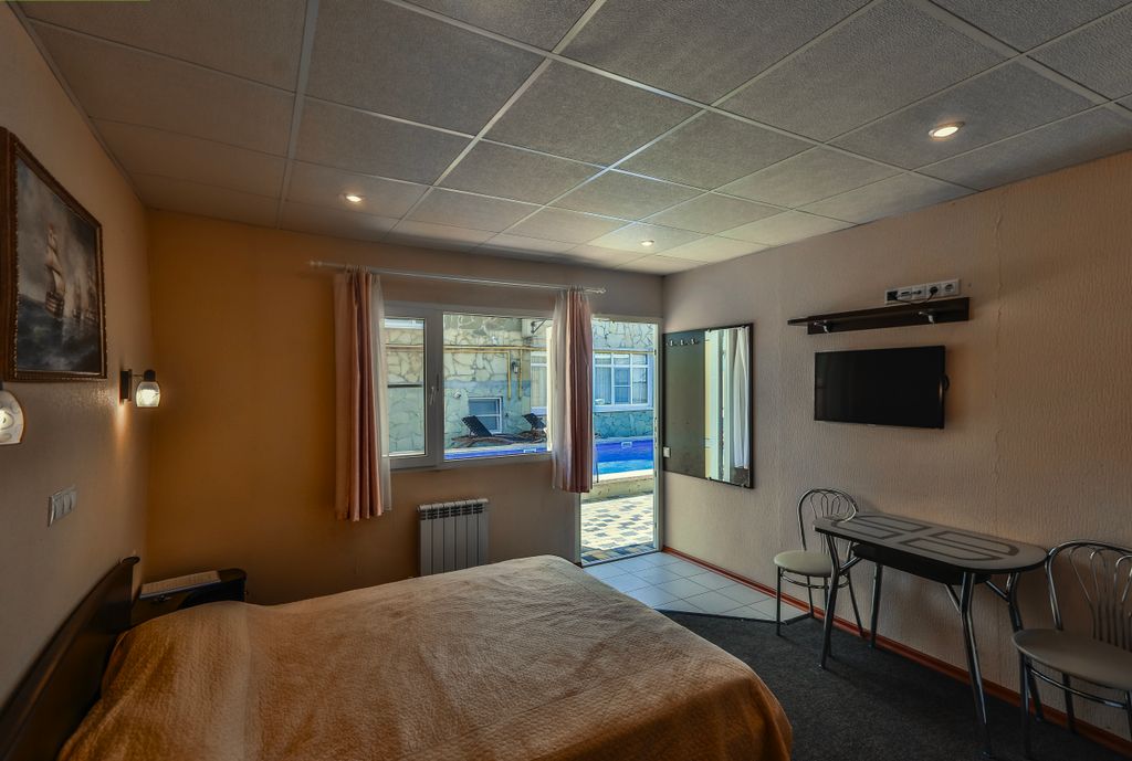 Трёхместный номер стандарт с видом на бассейн