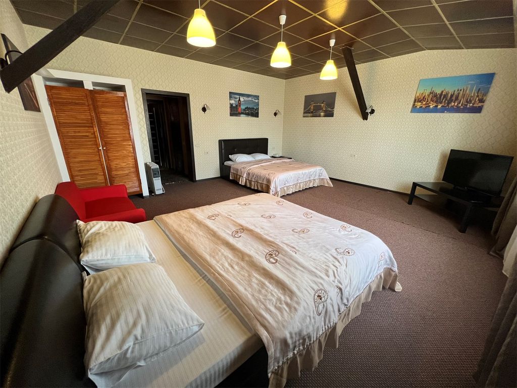 Семейный номер студия с двумя двуспальными кроватями