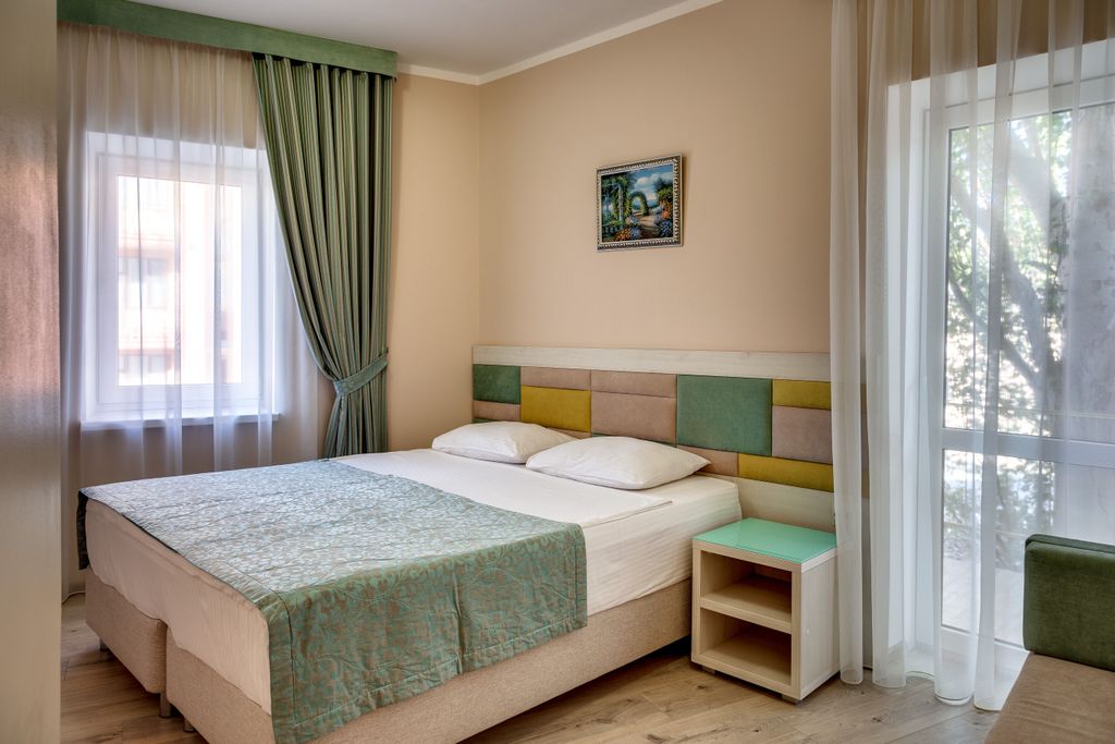 Двухместный номер с 1 кроватью улучшенный с дополнительным местом (корпус уютный дворик)