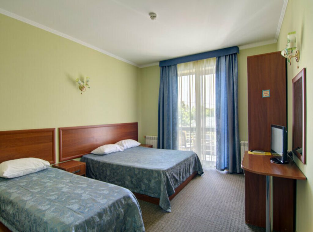 Трёхместный номер стандарт с балконом