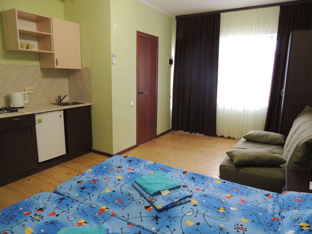 Четырёхместный номер однокомнатный студия с кухней