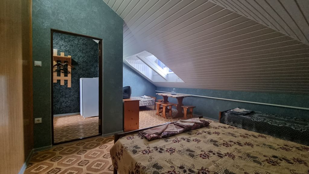 Трёхместный номер эконом-класс мансардный этаж