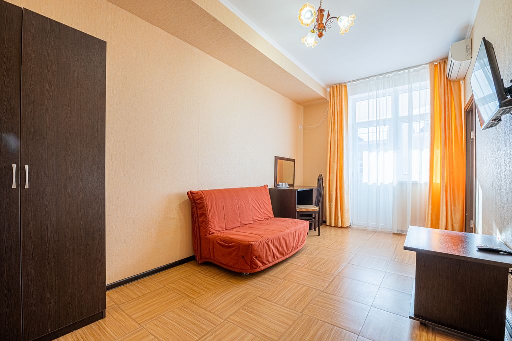 Трёхместный номер комфорт улучшенный с балконом