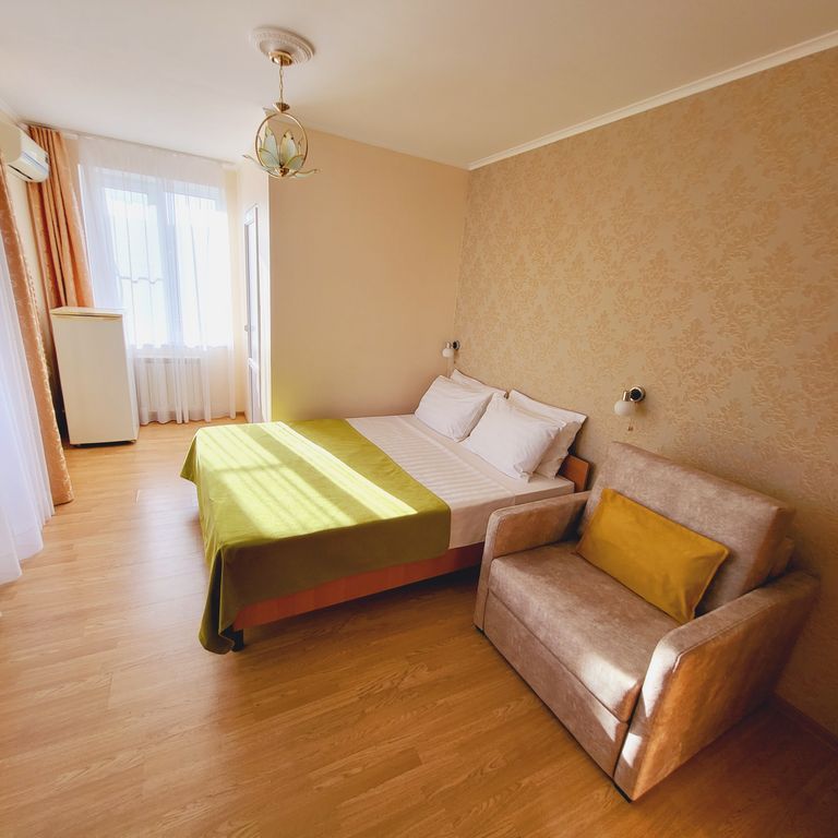 Трёхместный номер с лоджией и балконом