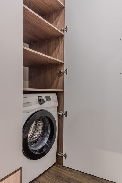 Стиральная машина в коридоре