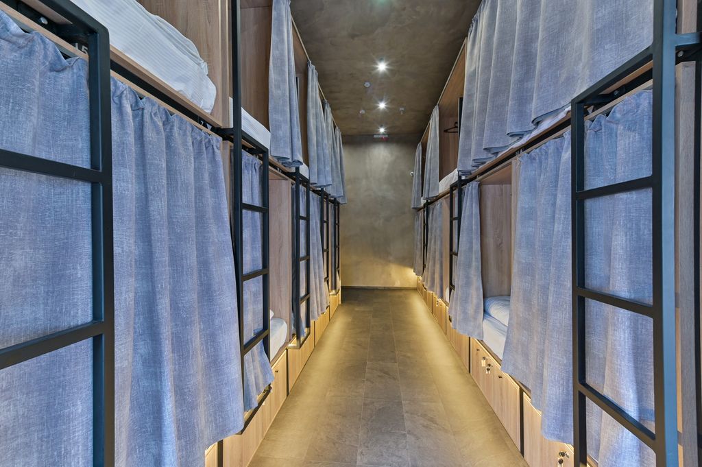 Многоместный смешанный номер одноместная капсула в общем номере