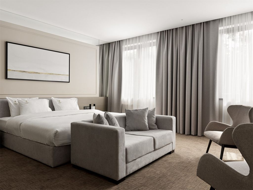 Двухместный номер с 1 кроватью Улучшенный Супериор с двуспальной кроватью и диваном