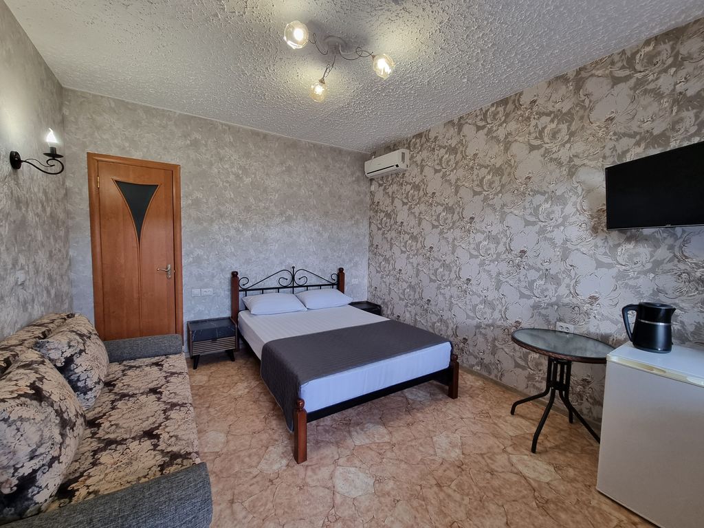 Одноместный номер стандарт с видом на море и Генуэзскую крепость