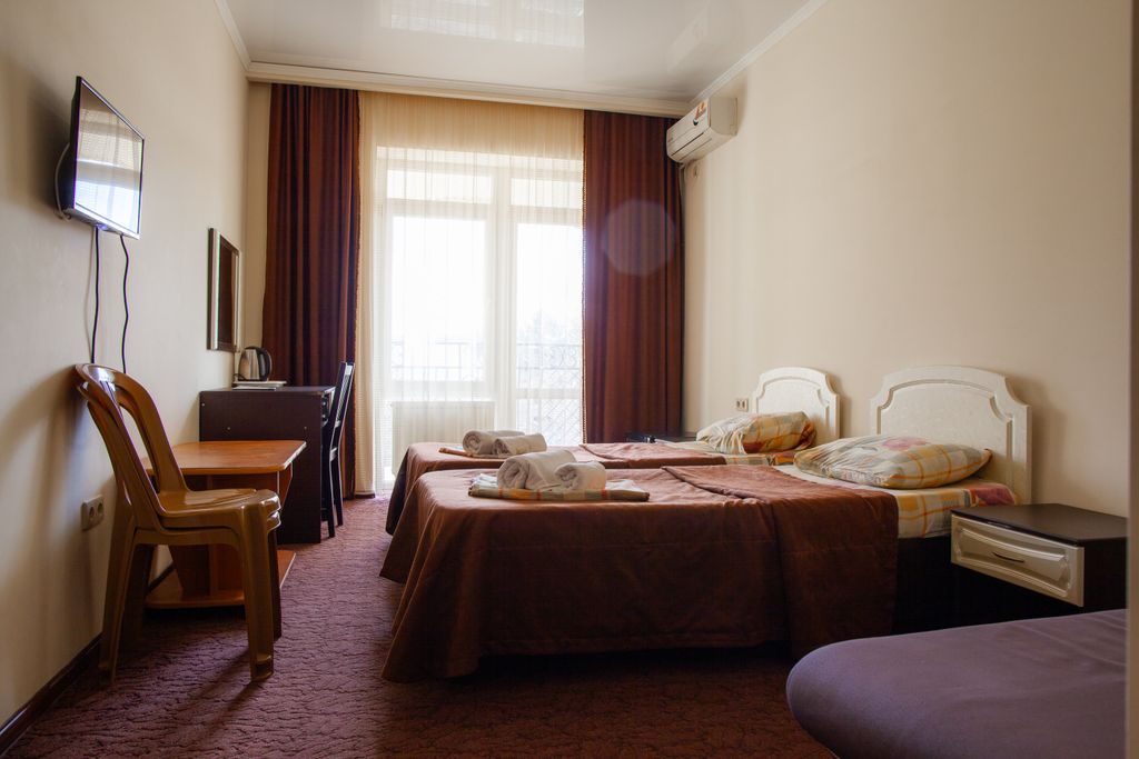 Трёхместный номер с балконом