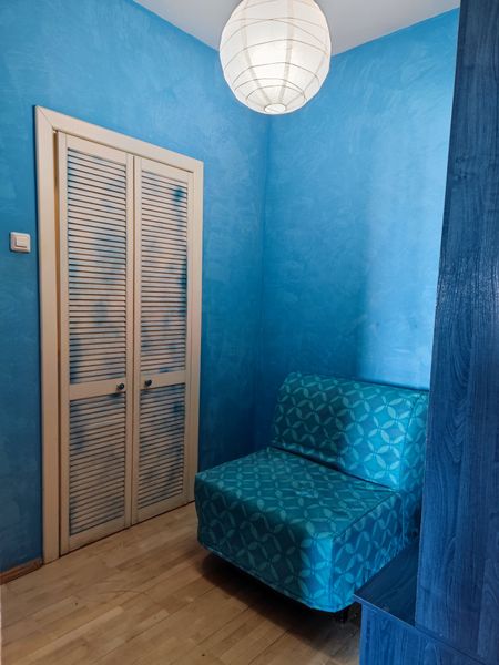 Кресло-кровать стоит в отдельном помещении, в холле