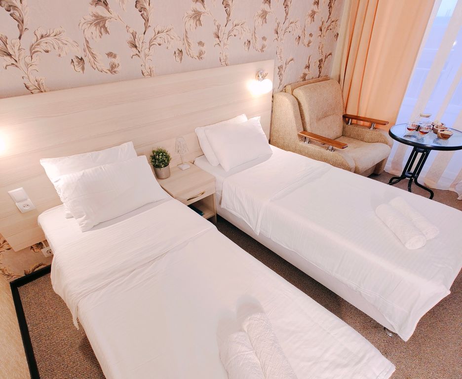 Трёхместный номер комфорт с балконом