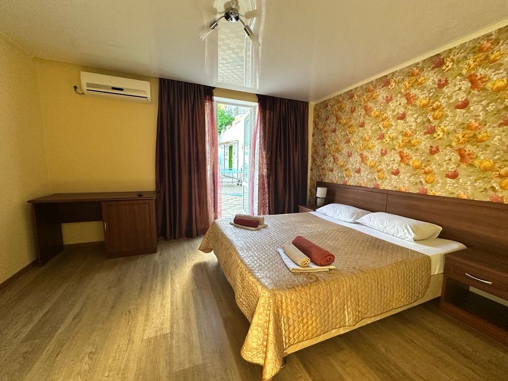 Трёхместный номер улучшенный с видом на горы