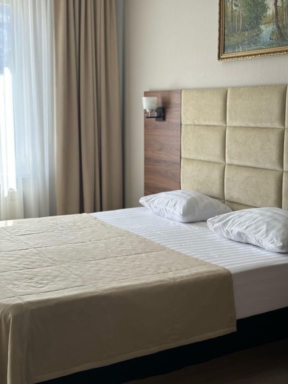 Трёхместный номер комфорт с общей кроватью