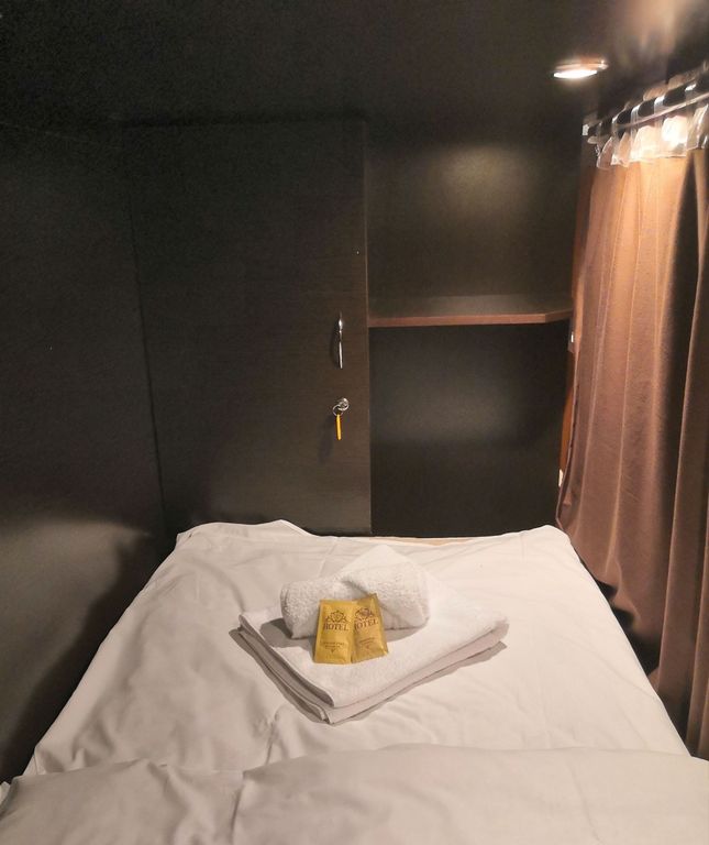 Многоместный смешанный номер Orange - Нижнее спальное место в общей 12-ти местной комнате для мужчин и женщин (6 капсул)