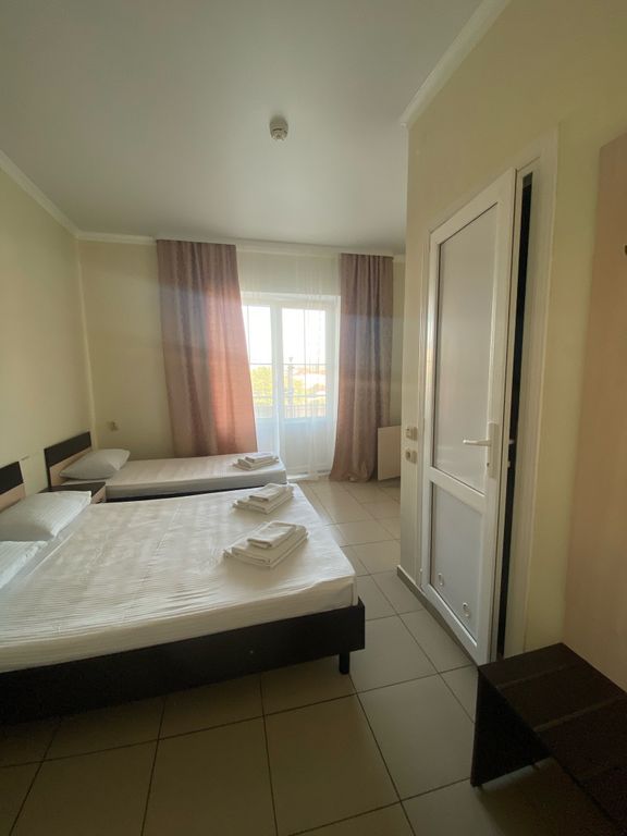 Трёхместный номер стандарт с балконом