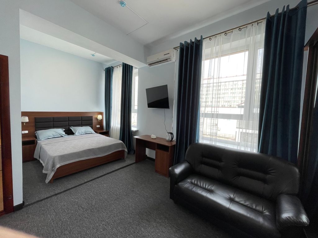 Трёхместный номер улучшенный с видом на город