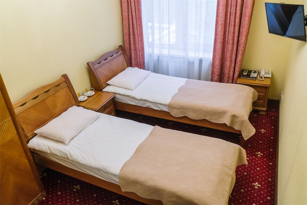Двухместный номер с 2 отдельными кроватями стандарт с видом на дорогу