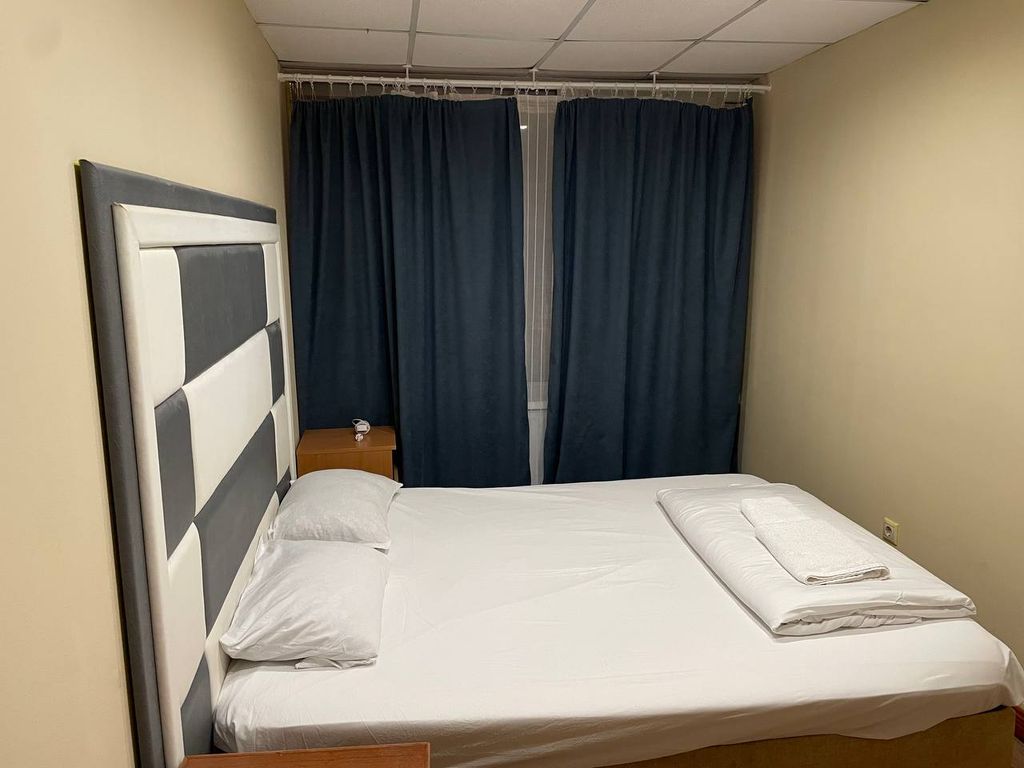 Двухместный номер с 1 кроватью эконом-класс с окном и общей ванной комнатой