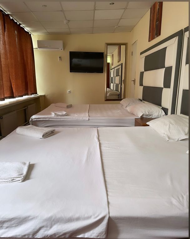 Семейный номер эконом-класса с общей ванной комнатой