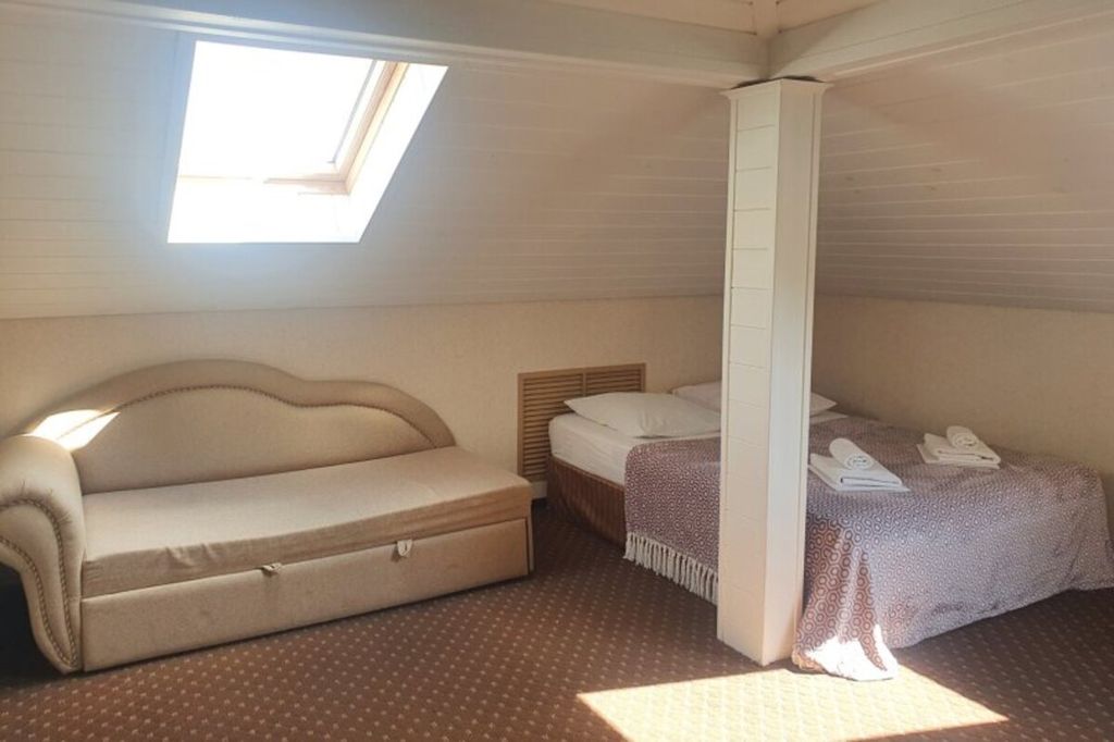 Четырёхместный номер с диваном, мансарда