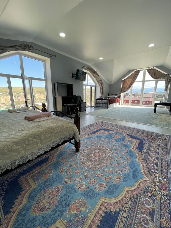 Трёхместный номер просторный, с видом на водопад «Итля» и каньон