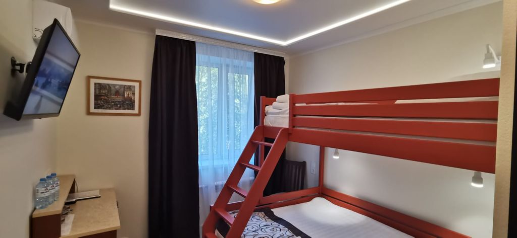 Трёхместный номер бюджетный с двухъярусной кроватью