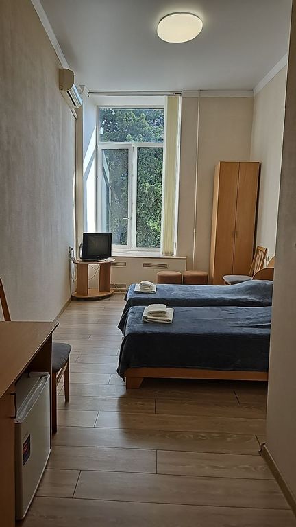 Двухместный номер с 2 отдельными кроватями полуэконом с душем и умывальником  (туалет отдельно на этаже)