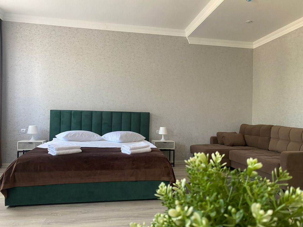 Четырёхместный номер улучшенный стандарт с двухспальной кроватью и диваном