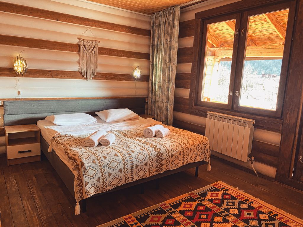 Двухместный номер с 2 отдельными кроватями , standart с балконом с видом на горы и ванной (№6)