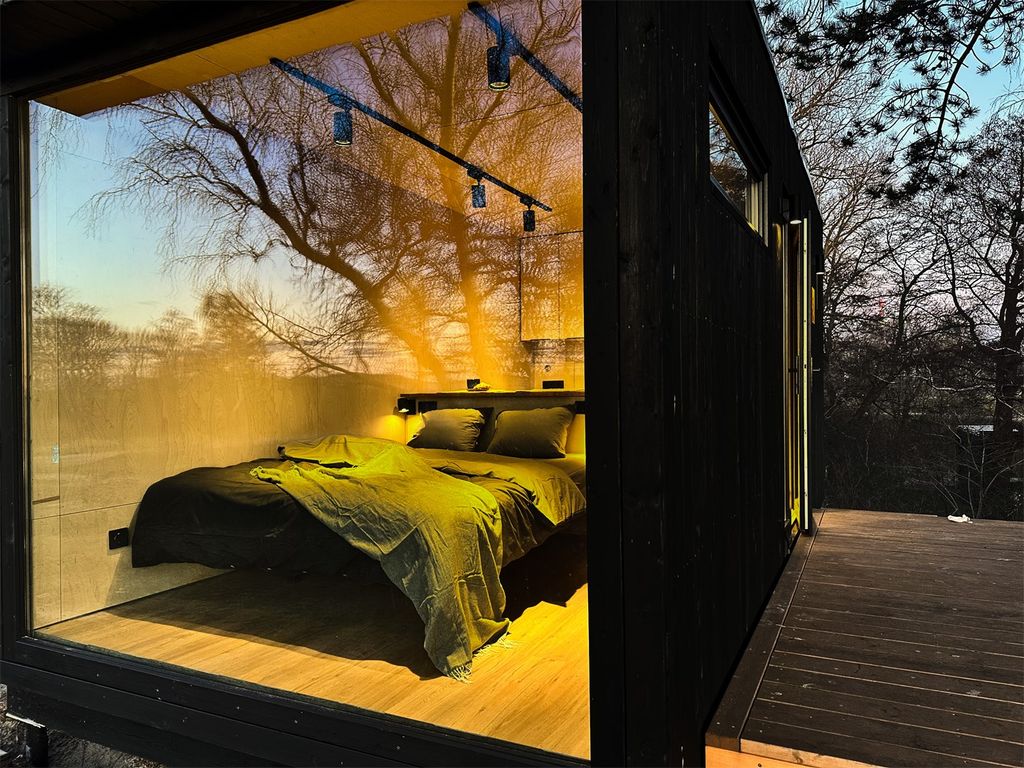 Домик-куб малый Хитте с террасой, панорамным окном и видом на море