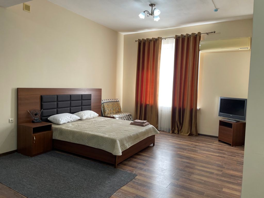 Четырёхместный номер улучшенный с видом на город