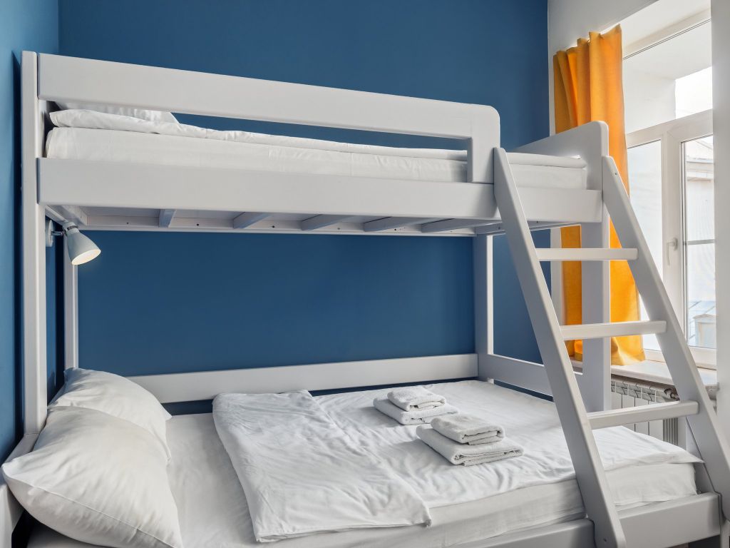 Трёхместный номер с двухъярусной кроватью